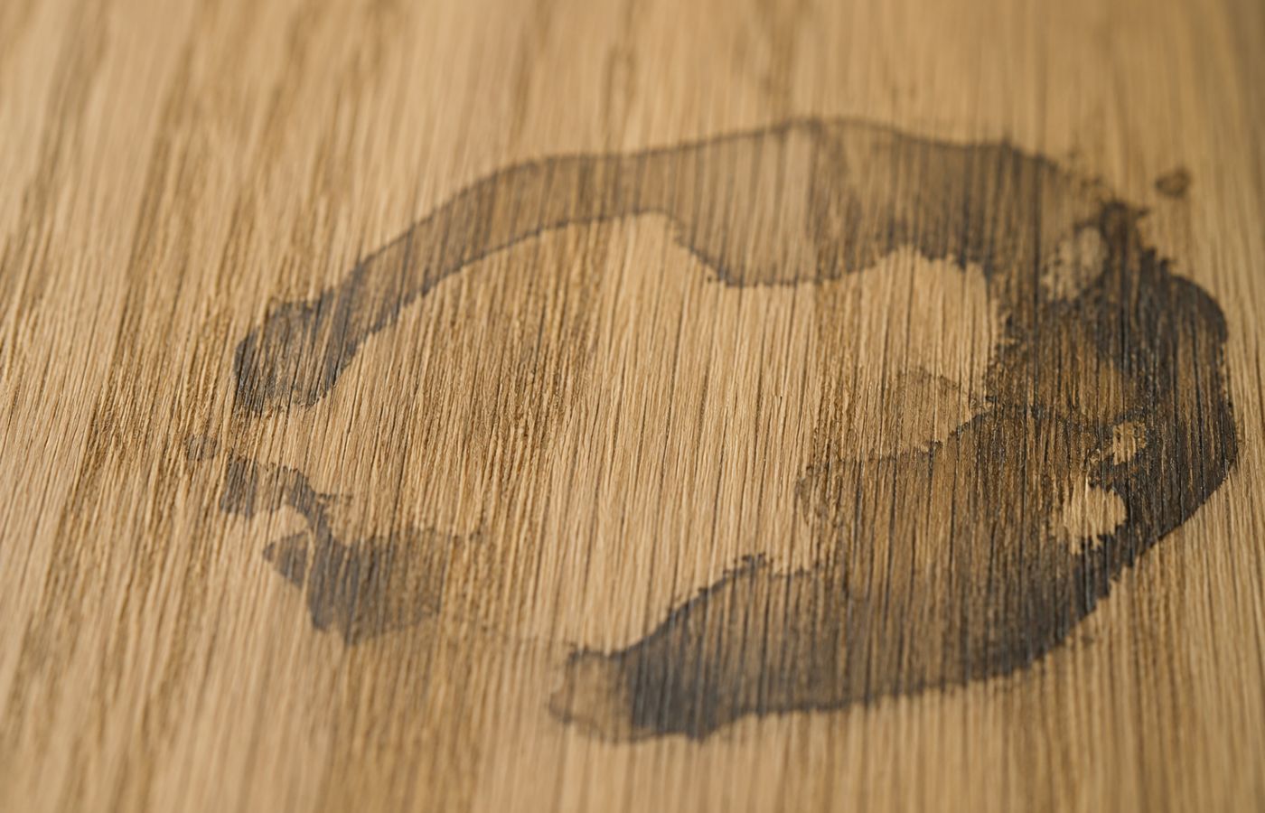 detail černé taninnové skvrny na dubovém dřevě